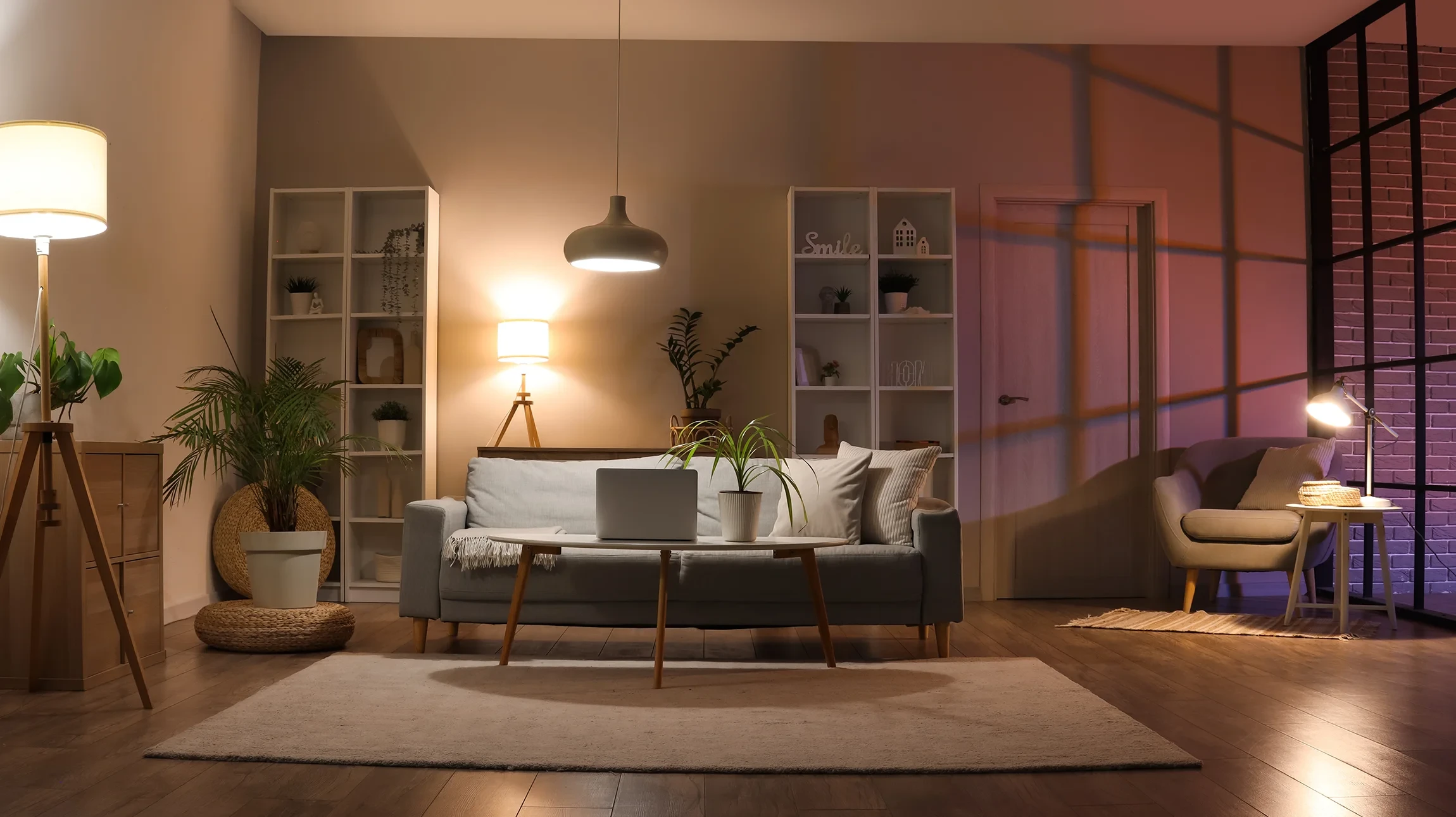 Électricien en équipement de protection individuelle travaillant sur installation électrique intérieure