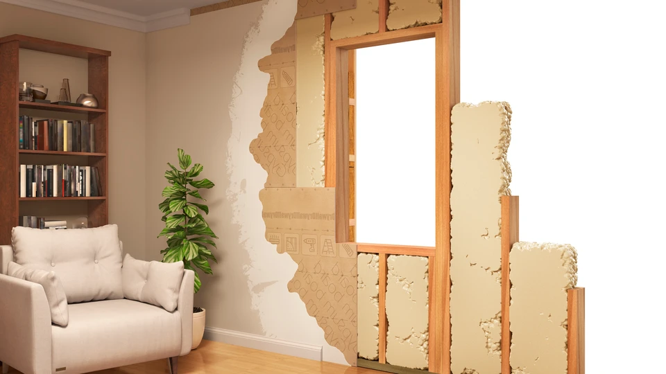 Intérieur d'appartement en cours de rénovation avec zone habitable terminée aux parquets clairs et murs blancs, contrastant avec espace de travail sous escalier