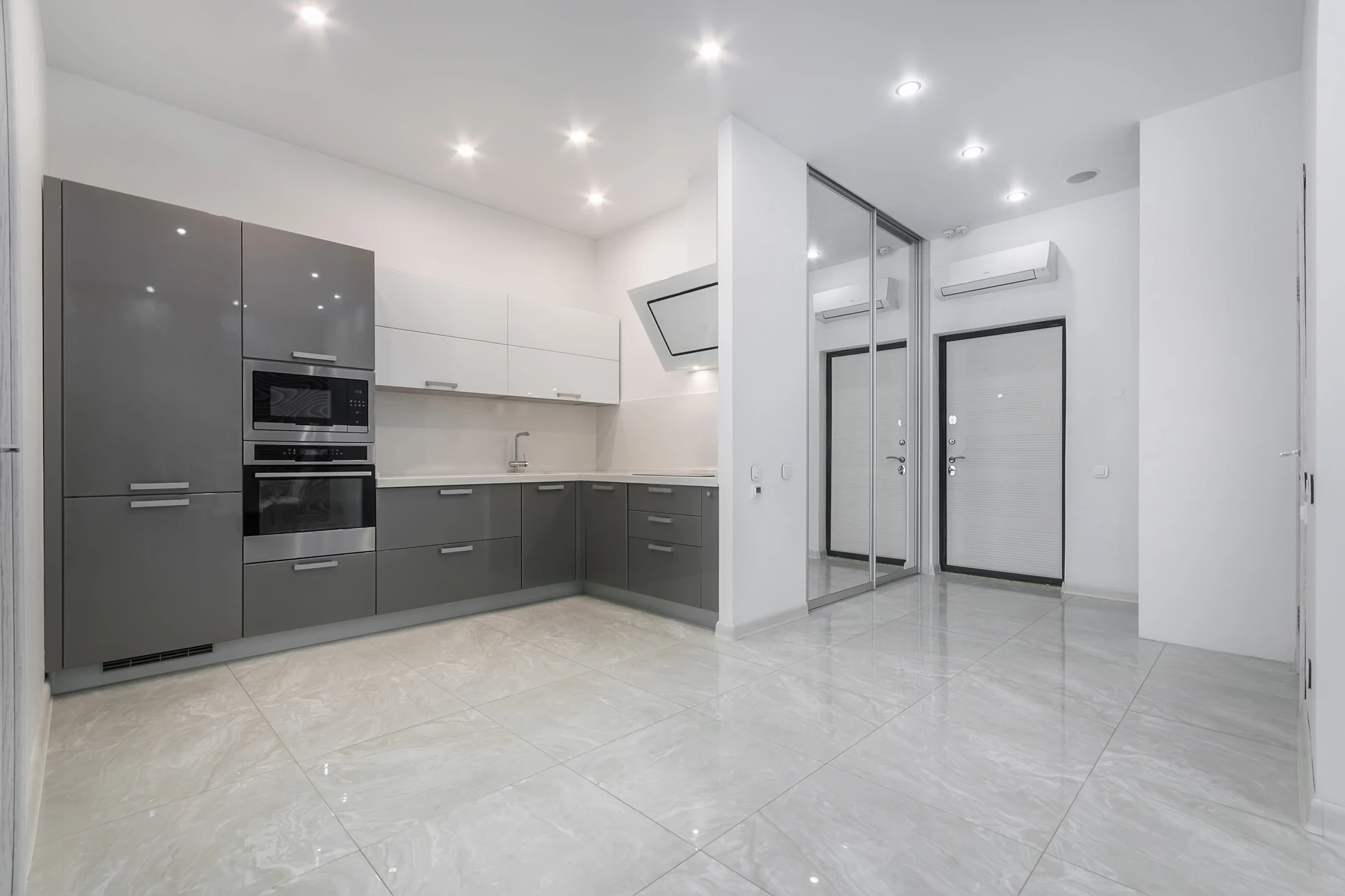 Personne utilisant un coupe-carreaux manuel professionnel pour découper des carreaux de céramique sur un sol carrelé intérieur