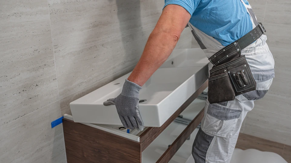 Salle de bain moderne avec baignoire îlot blanche et robinetterie cuivrée
