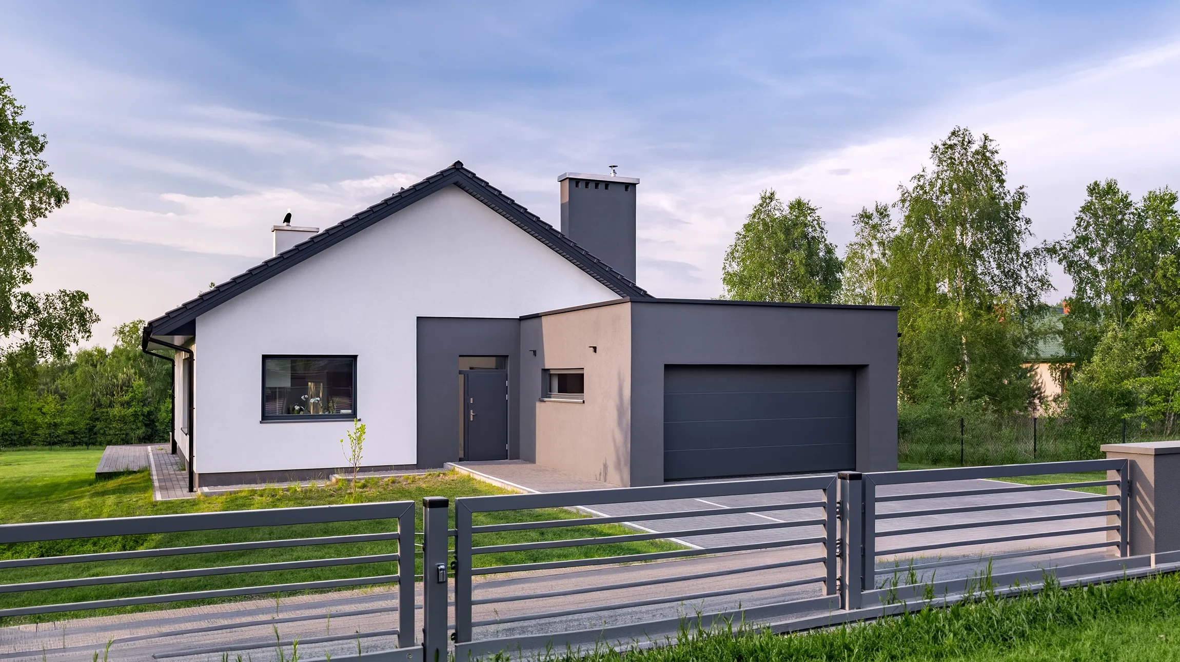 Ouvrier en bâtiment portant casque de sécurité jaune travaillant sur structure béton depuis échelle métallique