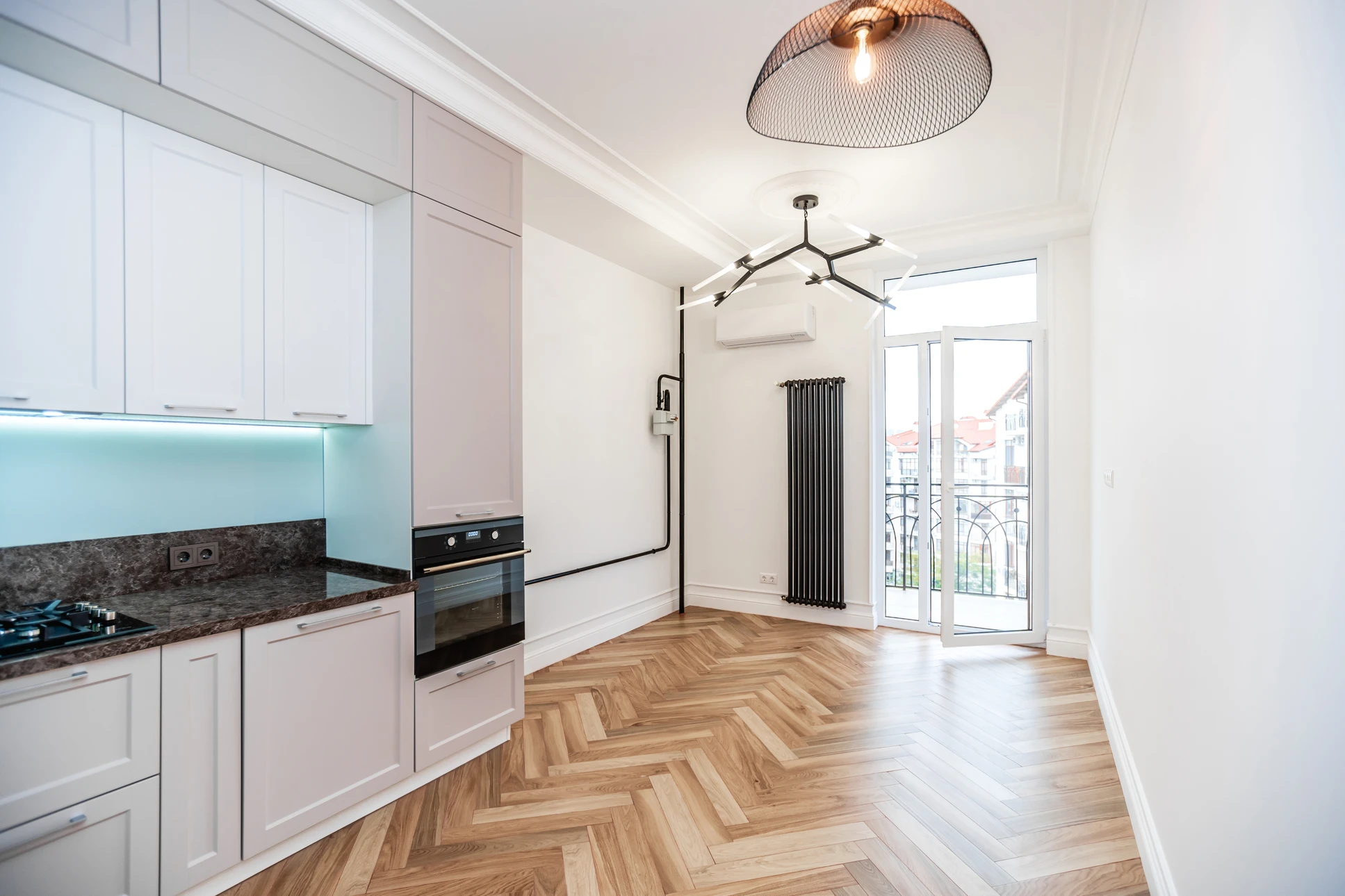 Intérieur d'appartement en cours de rénovation avec salon partiellement aménagé
