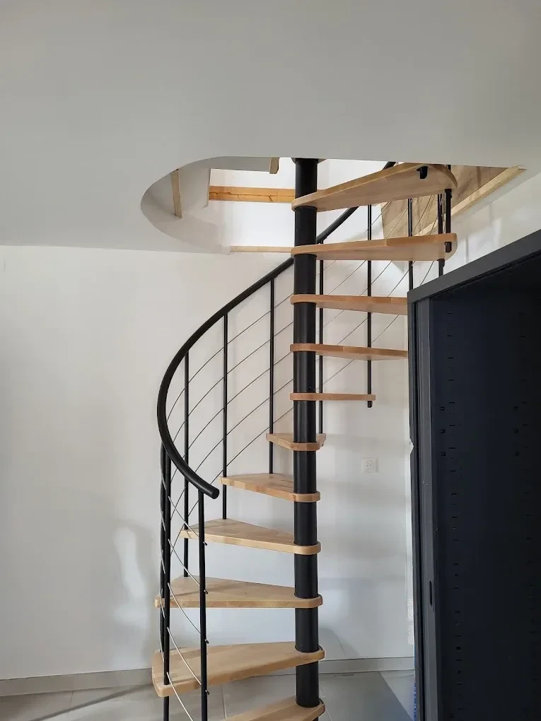 Salle de bain moderne luxueuse avec baignoire encastrée en marbre beige veiné, douche à l'italienne vitrée, carrelage grand format effet pierre naturelle