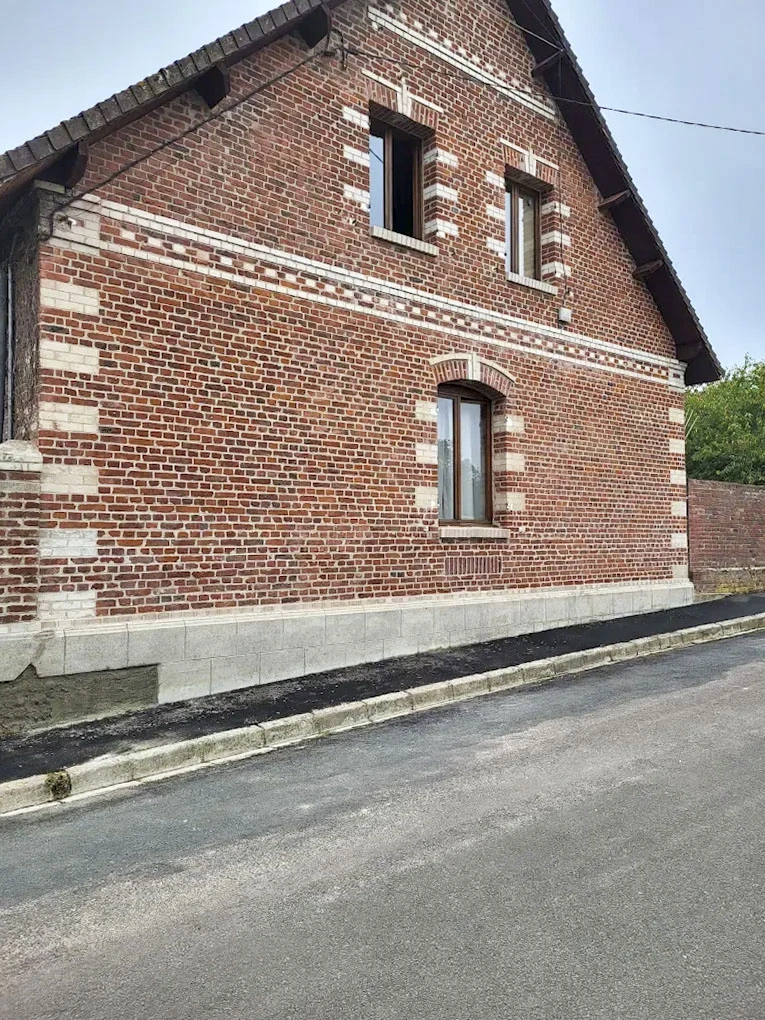 Intérieur d'appartement en cours de rénovation avec salon partiellement aménagé