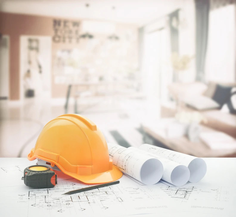 Homme barbu avec lunettes et casquette au volant d'un v&eacute;hicule utilitaire, bras gauche appuy&eacute; sur la porti&egrave;re ouverte, lumi&egrave;re dor&eacute;e du coucher de soleil en arri&egrave;re-plan, ambiance d&eacute;tendue de conduite