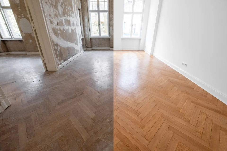 trois coll&egrave;gues architecte d'int&eacute;rieur discutant des donn&eacute;es et des tablettes num&eacute;riques et ordinateurs portables avec des &eacute;chantillons de mat&eacute;riel sur un bureau en bois comme concept