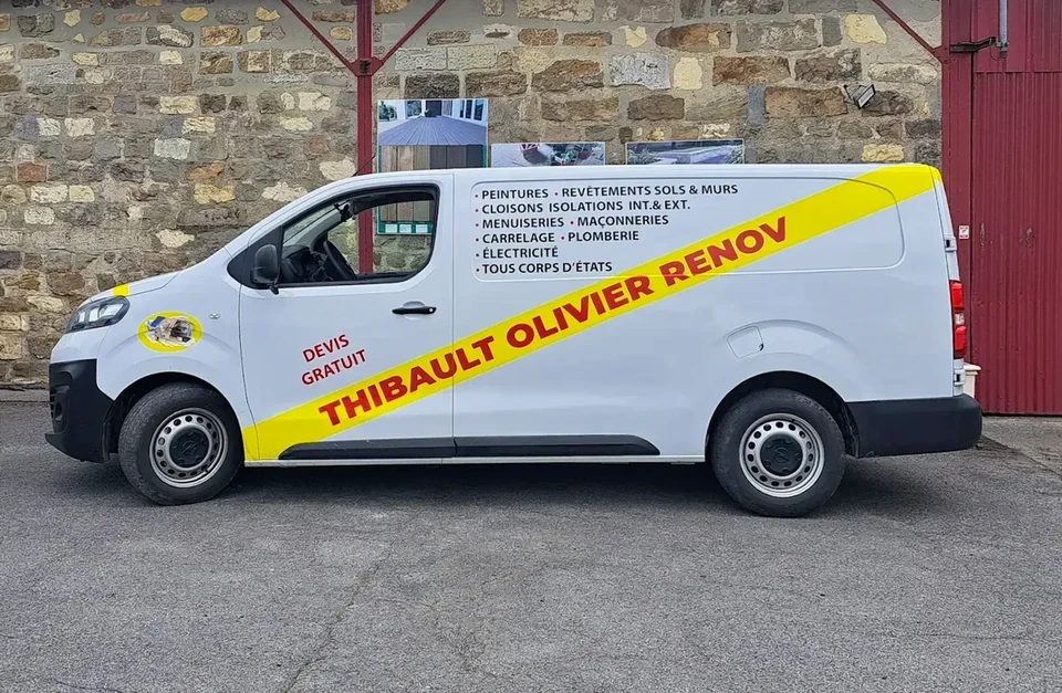 Un homme en costume &eacute;l&eacute;gant